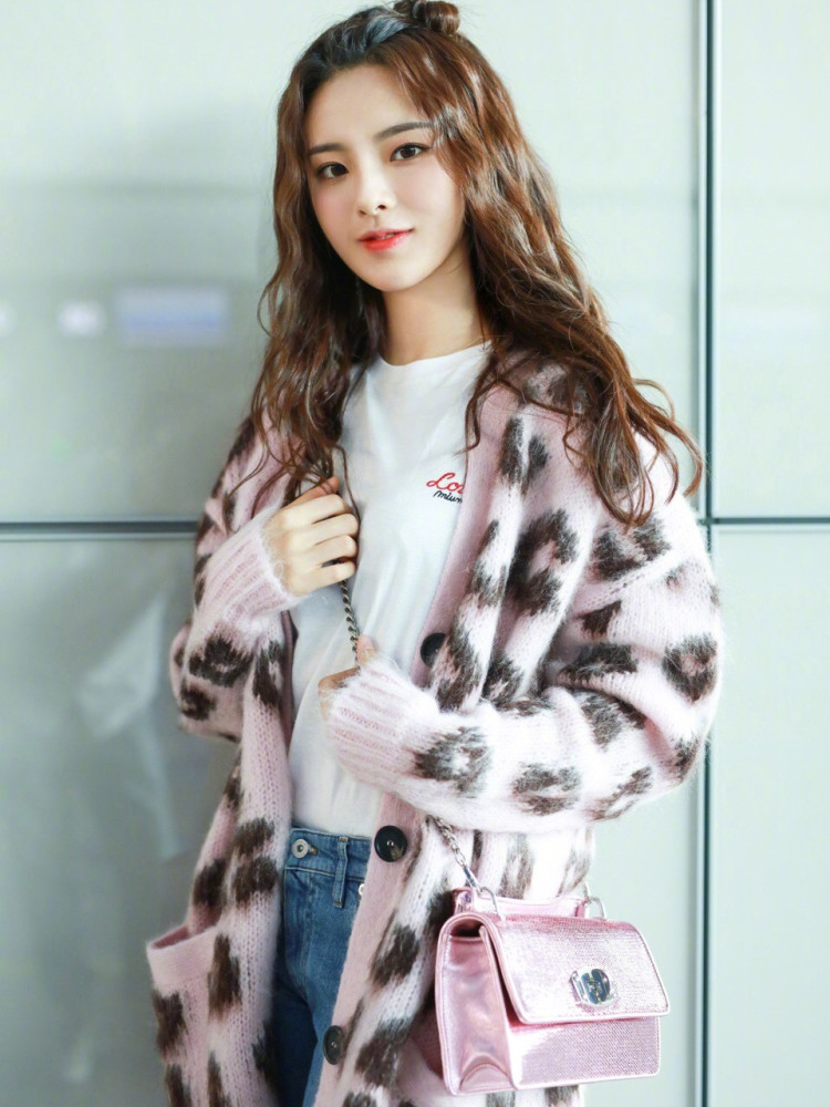 杨超越羊角辫造型启程时装周，换个发型意外惊艳