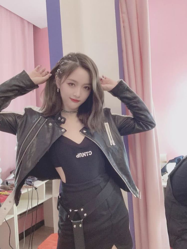 吴宣仪也太甜了吧!穿牛油果绿露脐装清新又时髦