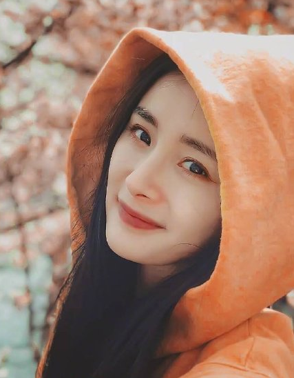 女生绝美的红唇妆太诱人,热巴娜扎三吉彩花各有各的美