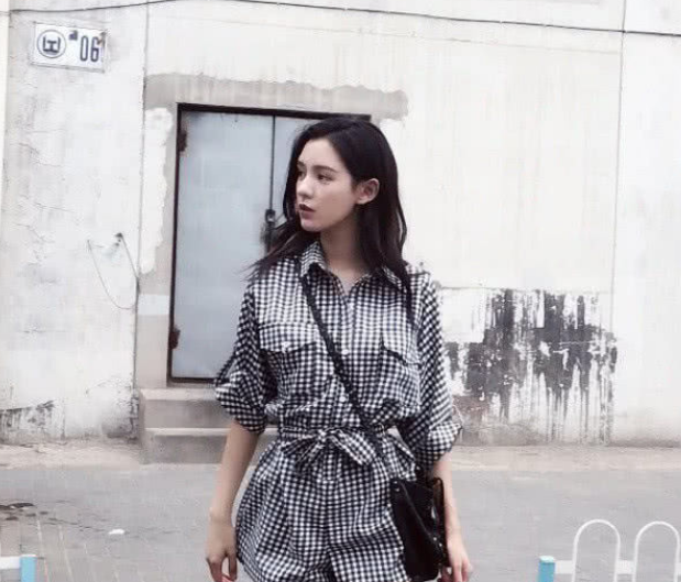 张予曦穿牛油果毛衣简约清新，淡蓝色长袖衬衫很有少女感