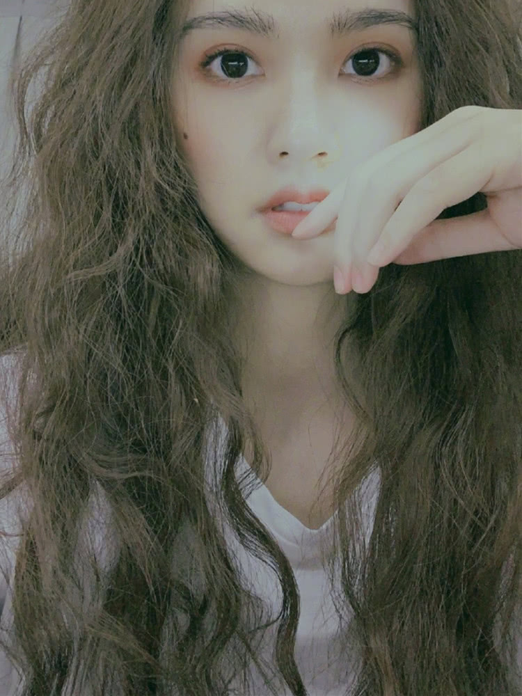 杨丞琳大胆挑战羊毛卷新发型,想不到发型越换越好看