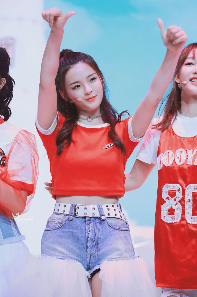 杨超越羊角辫造型启程时装周，换个发型意外惊艳