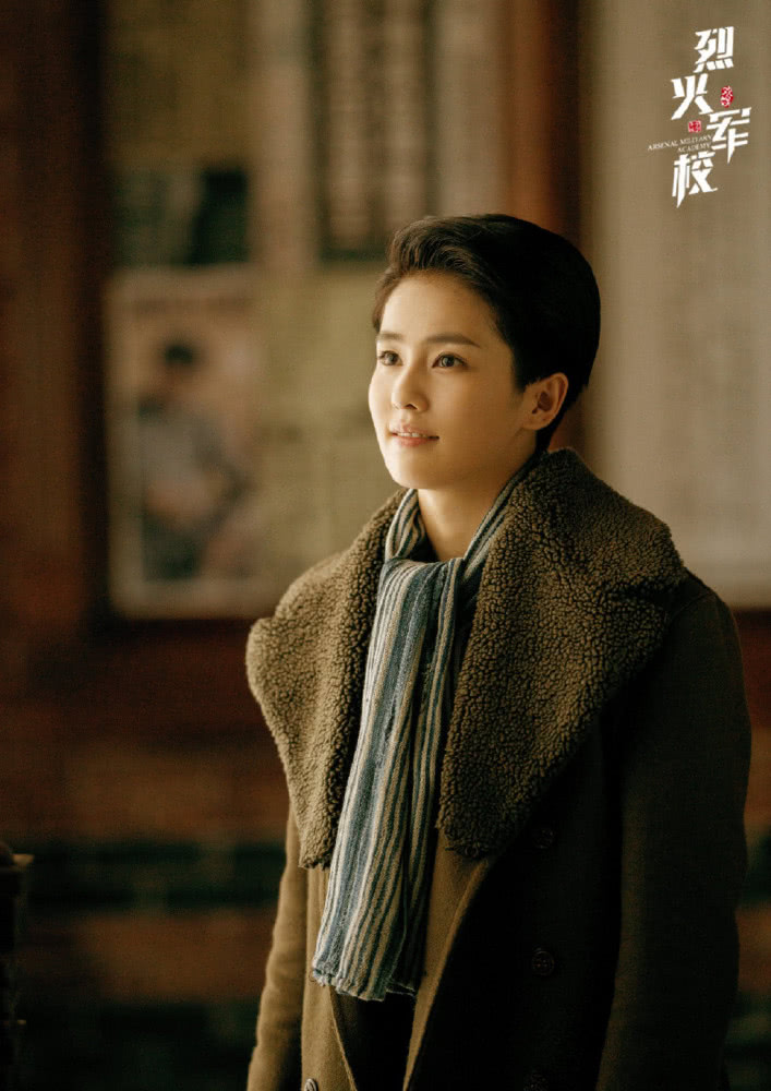 白鹿穿紫色针织套装裙戴贝雷帽,甜美动人