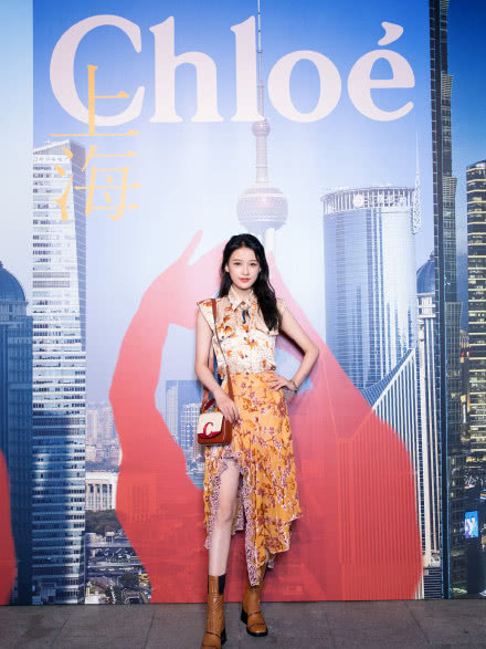 腿粗胯部大就别再穿裤装了,秋冬款半身裙才适合你,显瘦又优雅