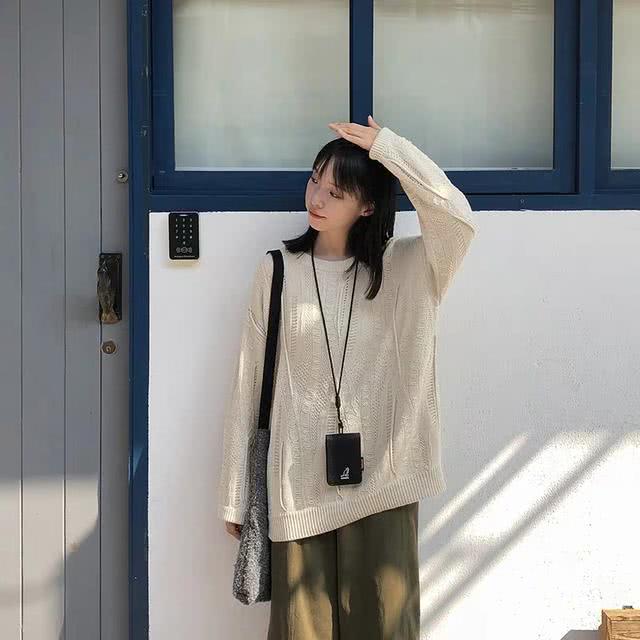 秋天怎么穿？用纯色毛衣温暖你的衣橱