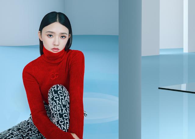 林允把包包当腰带，配背带裤腿比超模还长