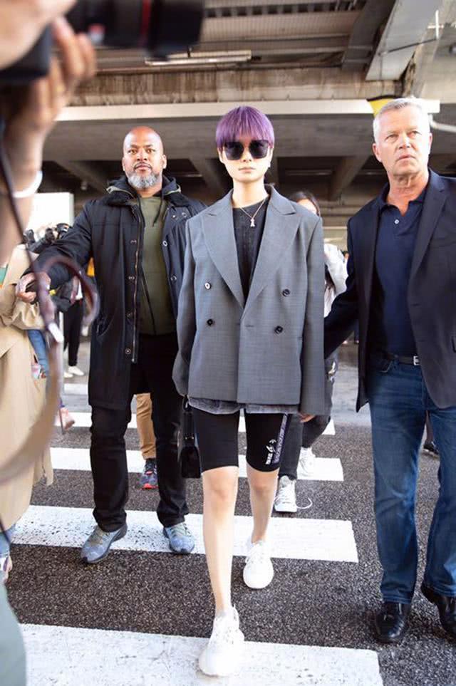 穿西装配短裤会上瘾?趁着还能露腿,秋天这样穿不知道多帅