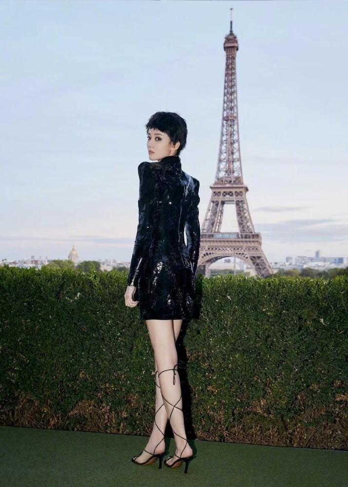 张予曦和乔欣同穿亮片造型看秀,一个霸气一个美艳