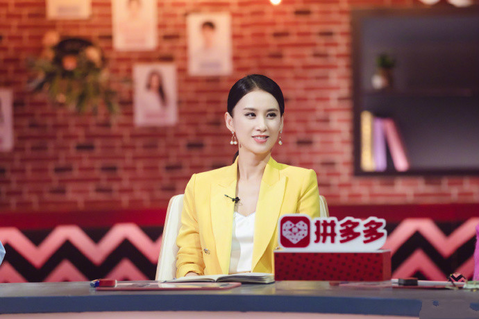 黄圣依穿柠檬黄配白色高跟鞋气场强大