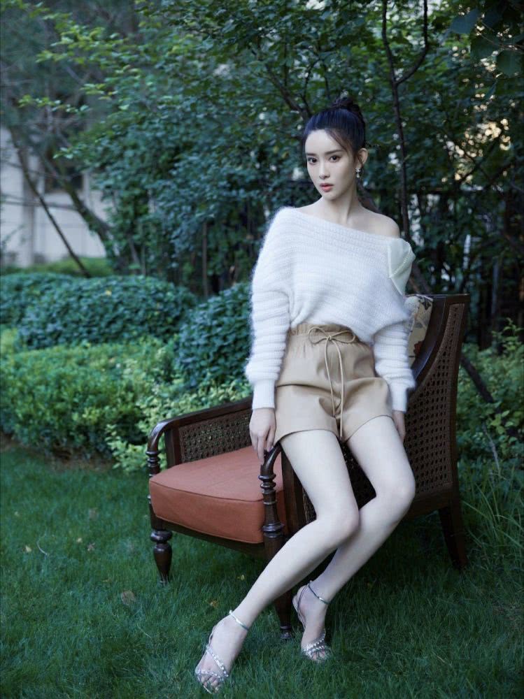 孟子义下衣失踪尽显腿长优势,这一波露腿时尚潮赶的666