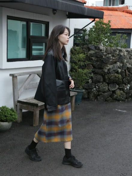 腿粗胯部大就别再穿裤装了,秋冬款半身裙才适合你,显瘦又优雅