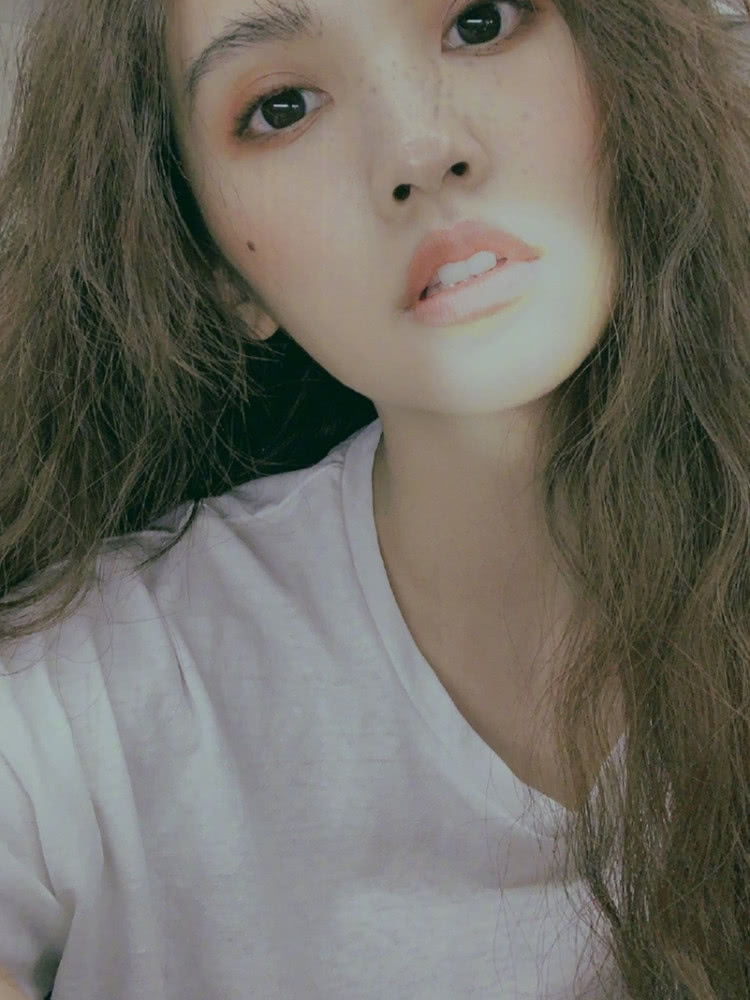 杨丞琳大胆挑战羊毛卷新发型，想不到发型越换越好看