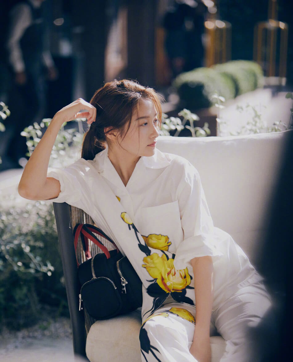 关晓彤墨镜背心性感迷人时尚图片