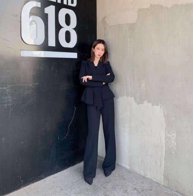 一件洋气修身的西服套装，让你彰显优雅随性气质