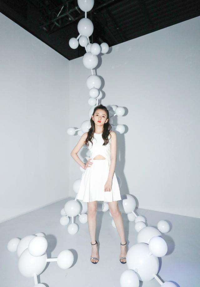 宋祖儿黑色亮片裙配短靴，梳齐刘海又飒又美