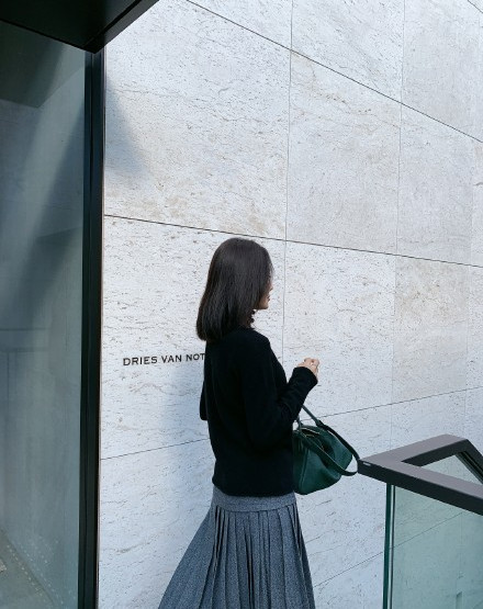 腿粗胯部大就别再穿裤装了,秋冬款半身裙才适合你,显瘦又优雅