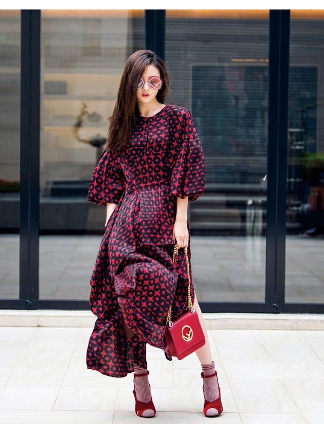 宋祖儿黑色亮片裙配短靴，梳齐刘海又飒又美