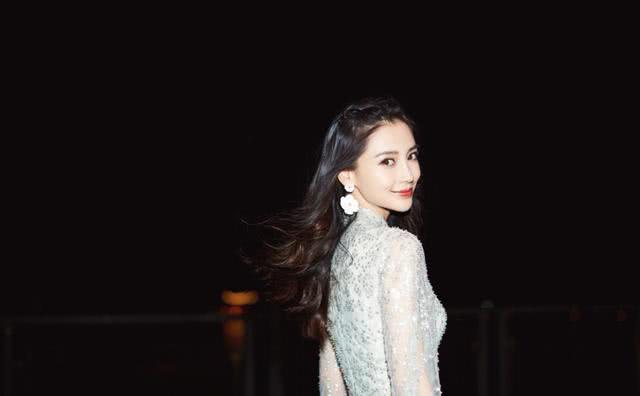 Angelababy浅绿色晚礼服配大花朵耳环,气质好惊艳