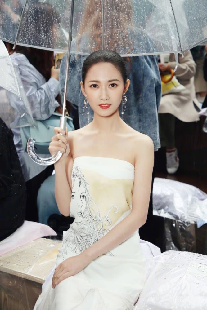 陈钰琪人美任性,别人穿毛衣外套,她却一抹白裙美丽冻人