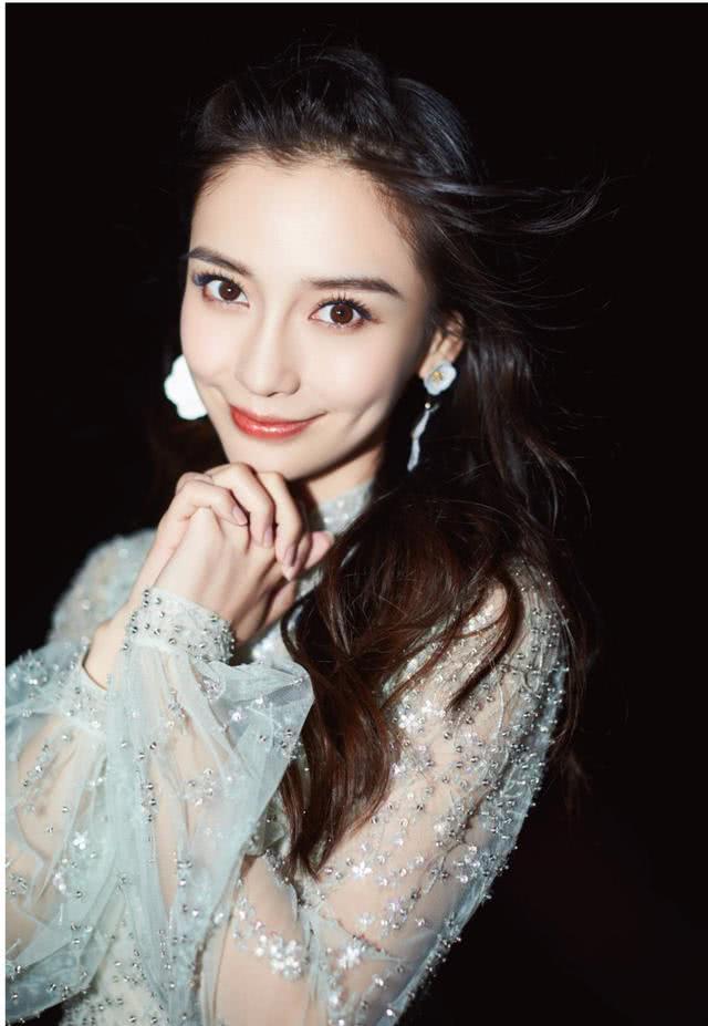 Angelababy浅绿色晚礼服配大花朵耳环,气质好惊艳