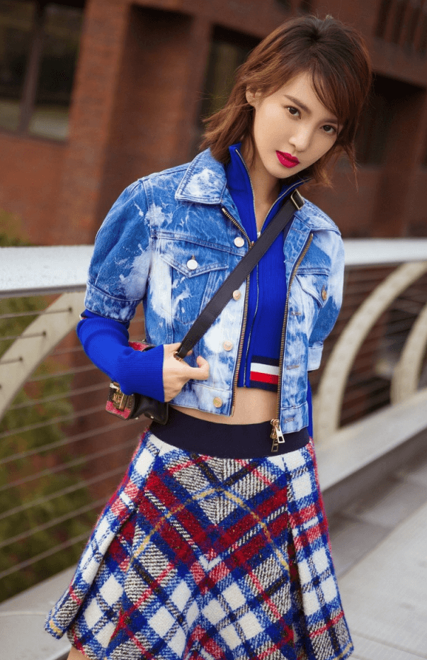 金晨最新写真在脚上套3个“银镯子”鞋,风格太难模仿