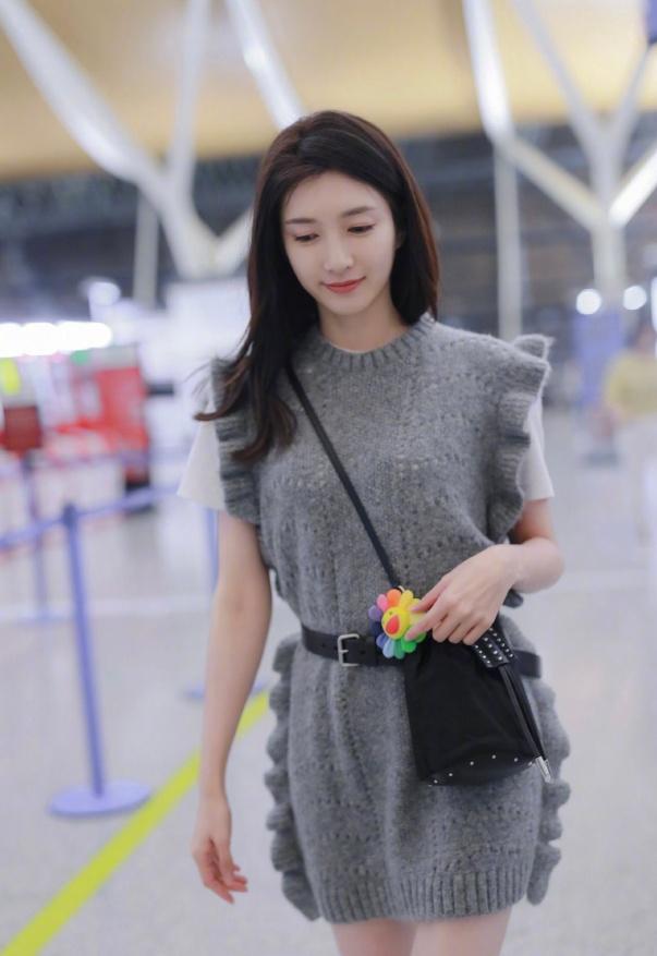 江疏影机场街拍:毛衣裙搭配及膝长靴温柔气质尽显