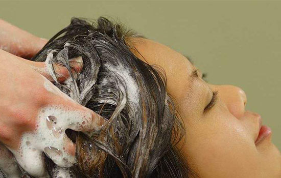洗发水直接抹头皮会导致脱发吗