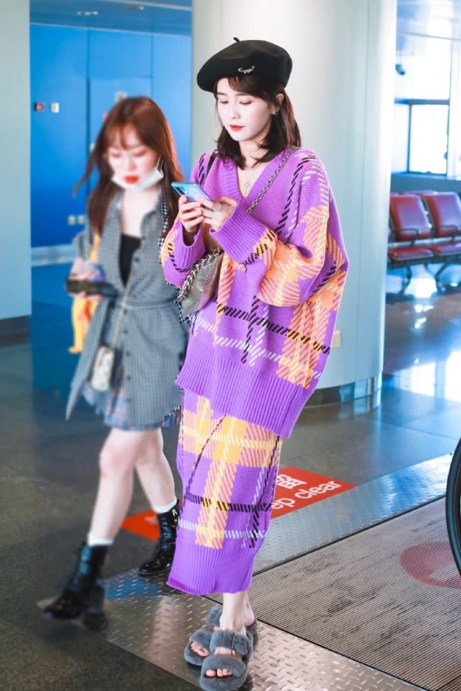 白鹿穿紫色针织套装裙戴贝雷帽,甜美动人