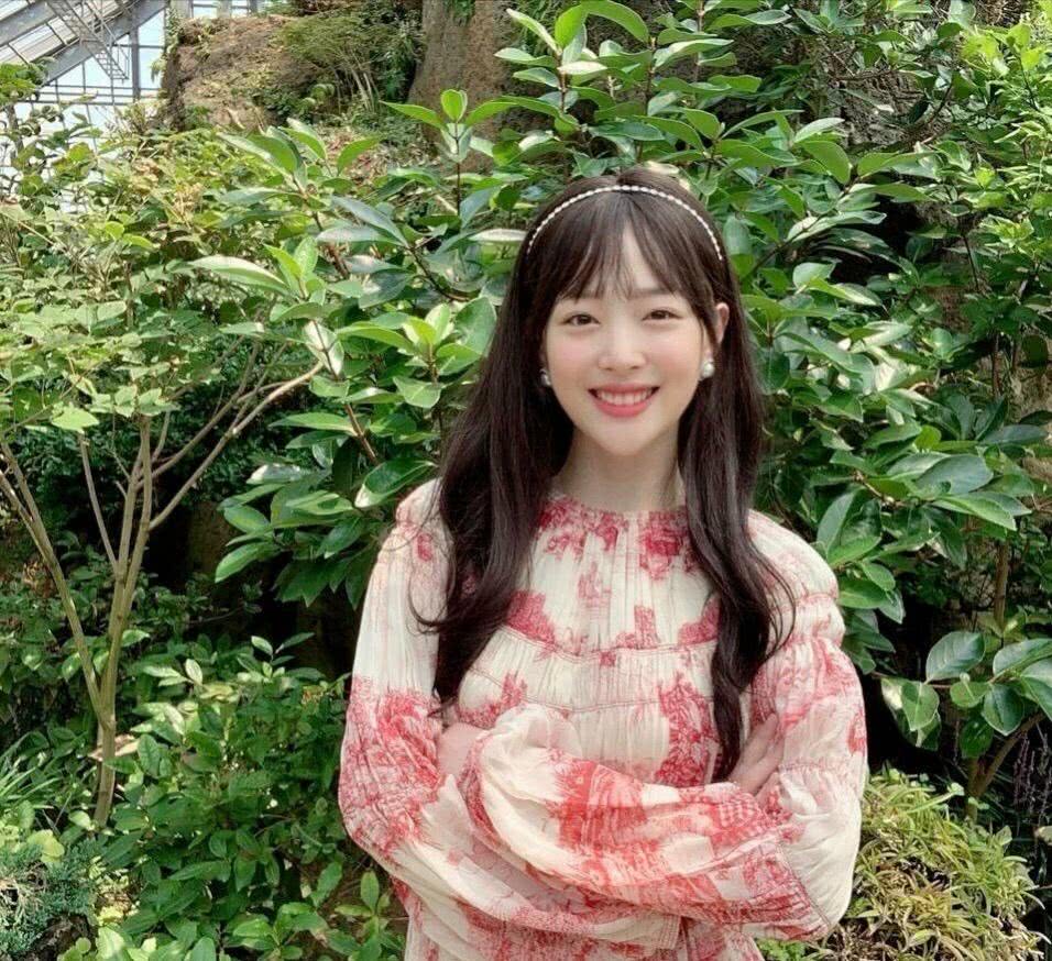 崔雪莉浪漫穿搭精致优雅，发型发色潮力四射