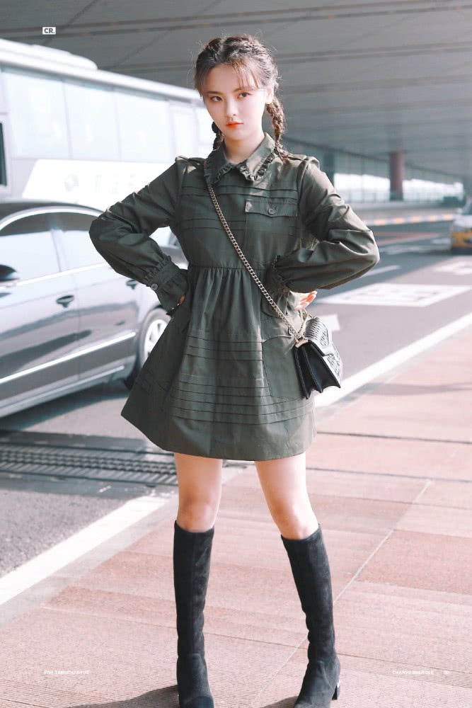 杨超越羊角辫造型启程时装周，换个发型意外惊艳