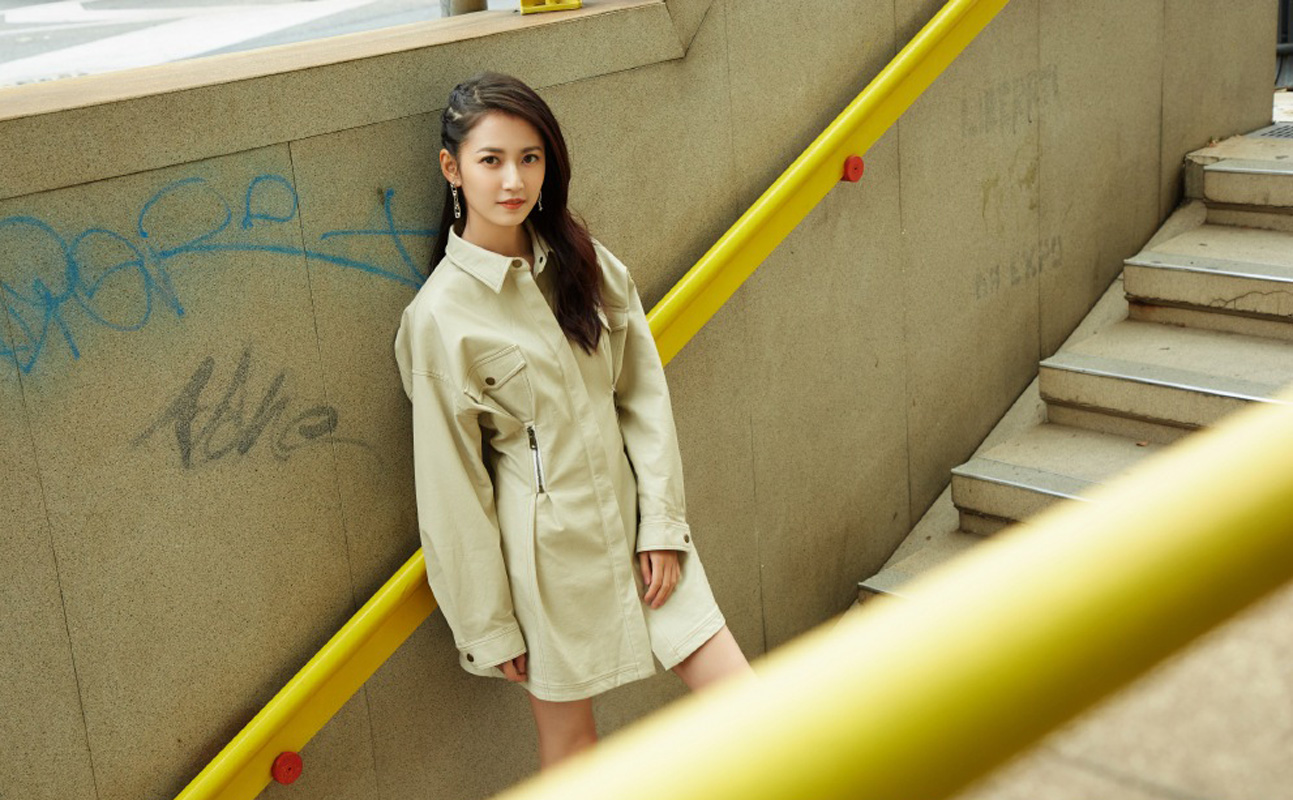 陈钰琪帅酷工装服随性街拍图片