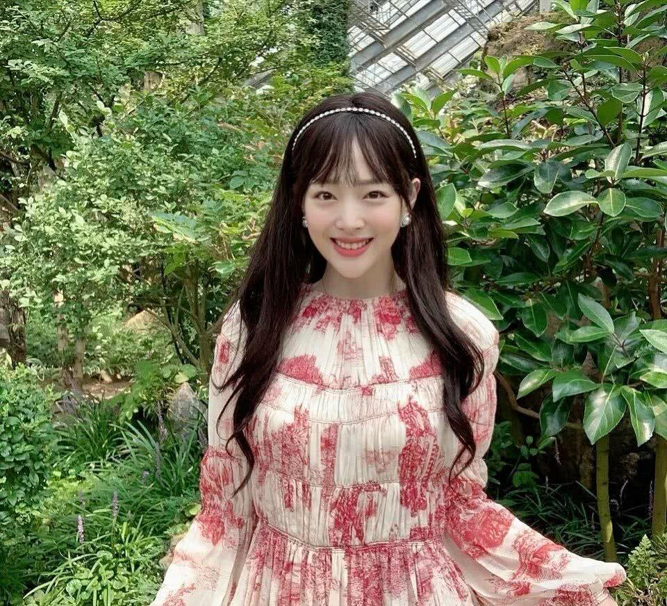 崔雪莉浪漫穿搭精致优雅，发型发色潮力四射