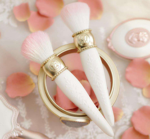 老阿姨们要想利用化妆年轻5岁,这几处别出错