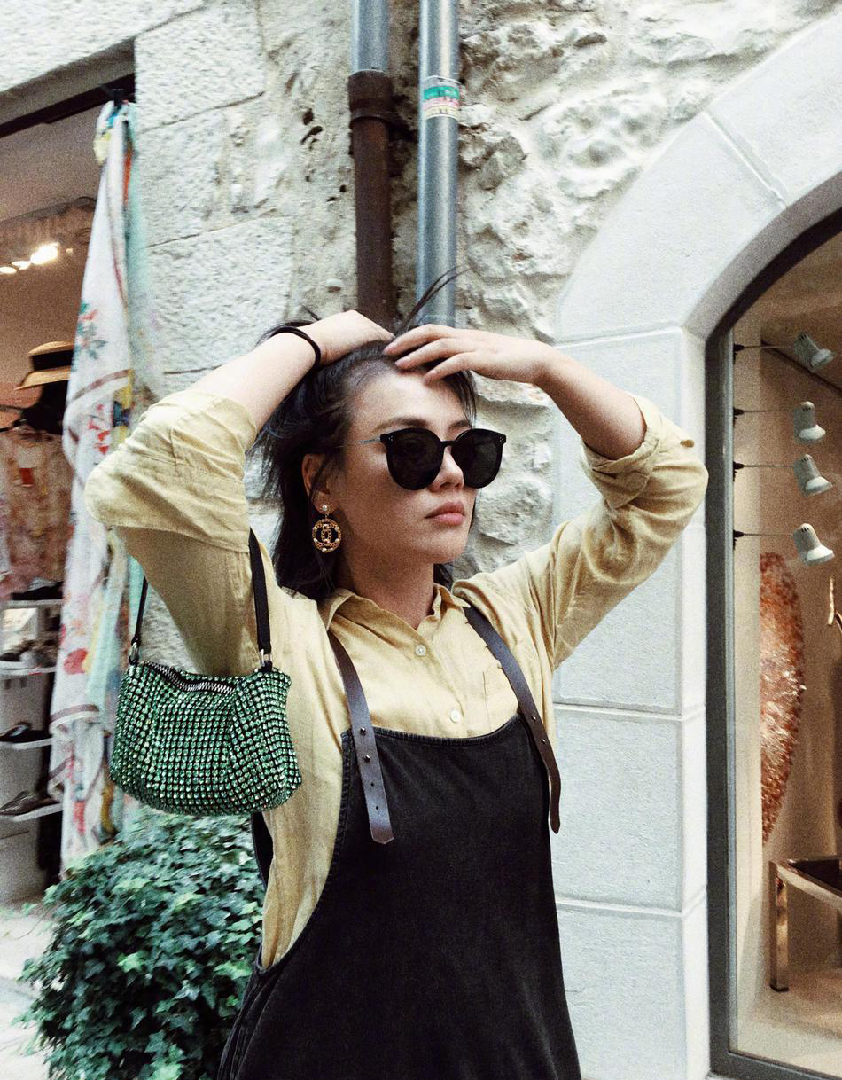 马思纯黑色背带裙街拍图片