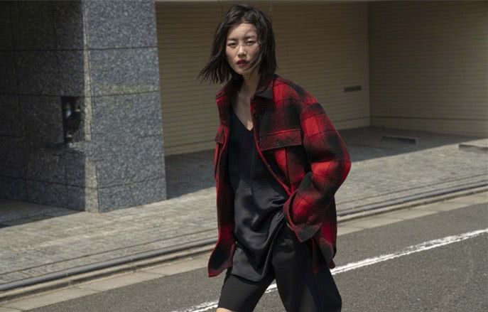 刘雯初秋时尚街拍,高领毛衣配短裤性感又撩人