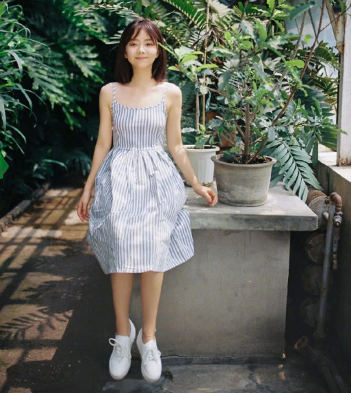 谭松韵穿黑色连衣裙搭印花衬衫,尽显女神气质