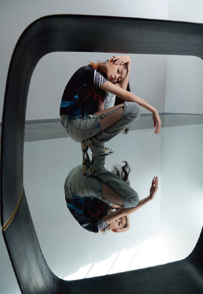 傅菁穿白色衬衣吊带裙配中筒袜，双腿细成了竹竿