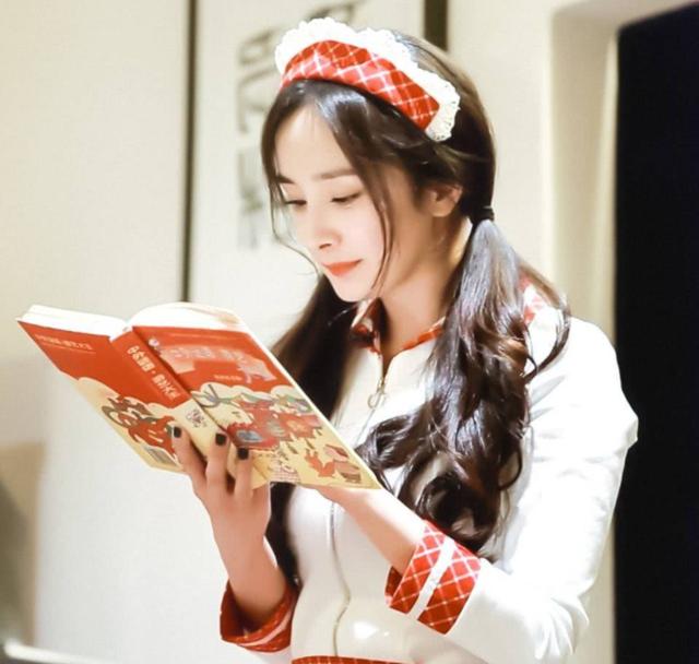 33岁女仆装的杨幂,在51岁身穿少女裙的她面前,差了一个档次