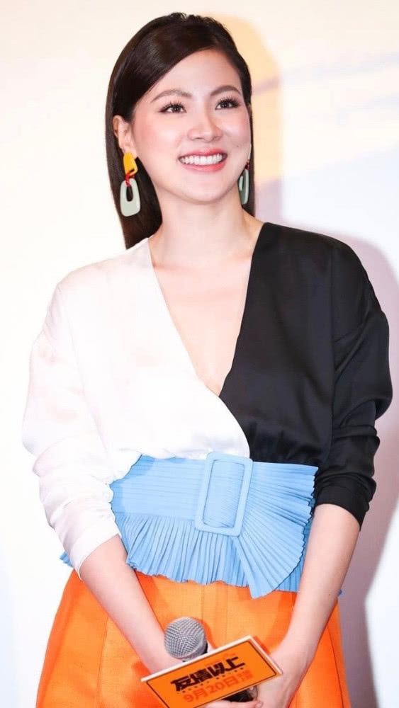 《初恋这件小事》小水,深V上衣搭配阔腿裤美出新高度