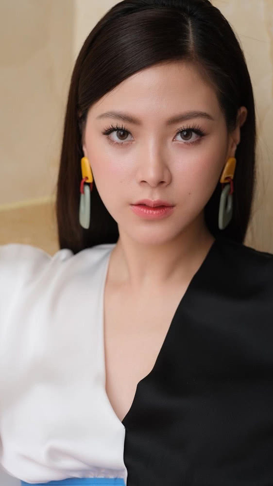 《初恋这件小事》小水,深V上衣搭配阔腿裤美出新高度