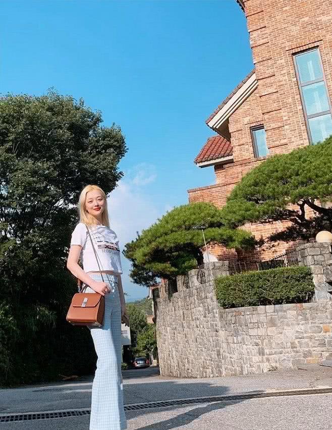 崔雪莉浪漫穿搭精致优雅，发型发色潮力四射