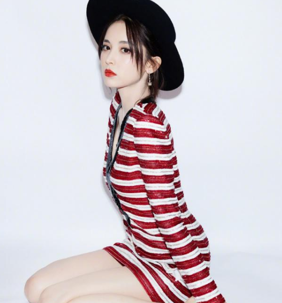 乡村枚红色也只有娜扎能hold住了,好看的人真是穿什么都好看