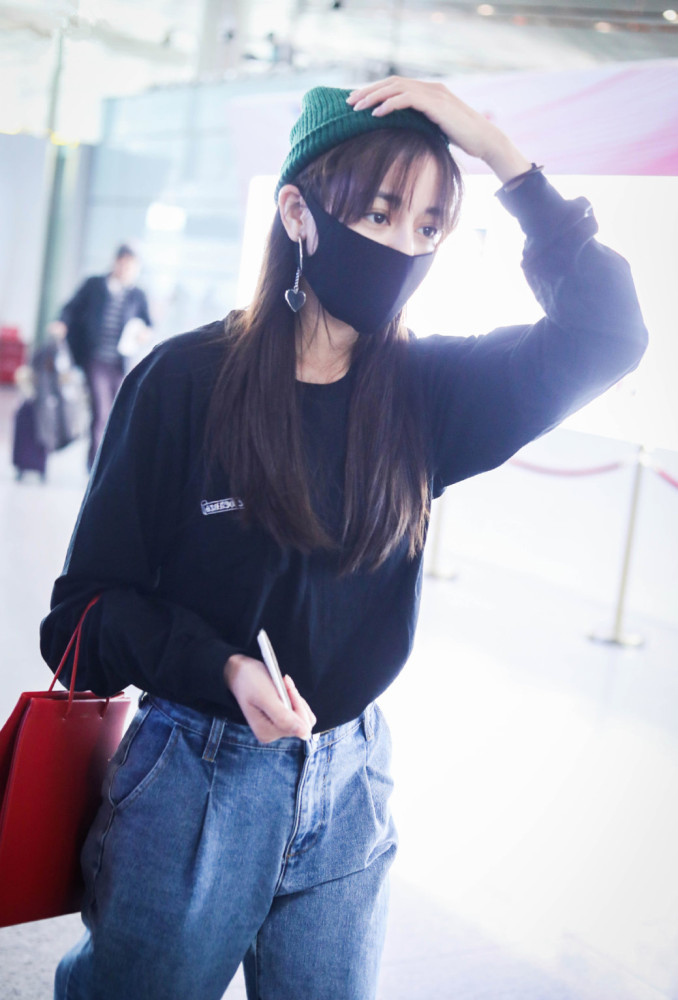 明星街拍:让针织帽帮你展现摩登少女时尚感
