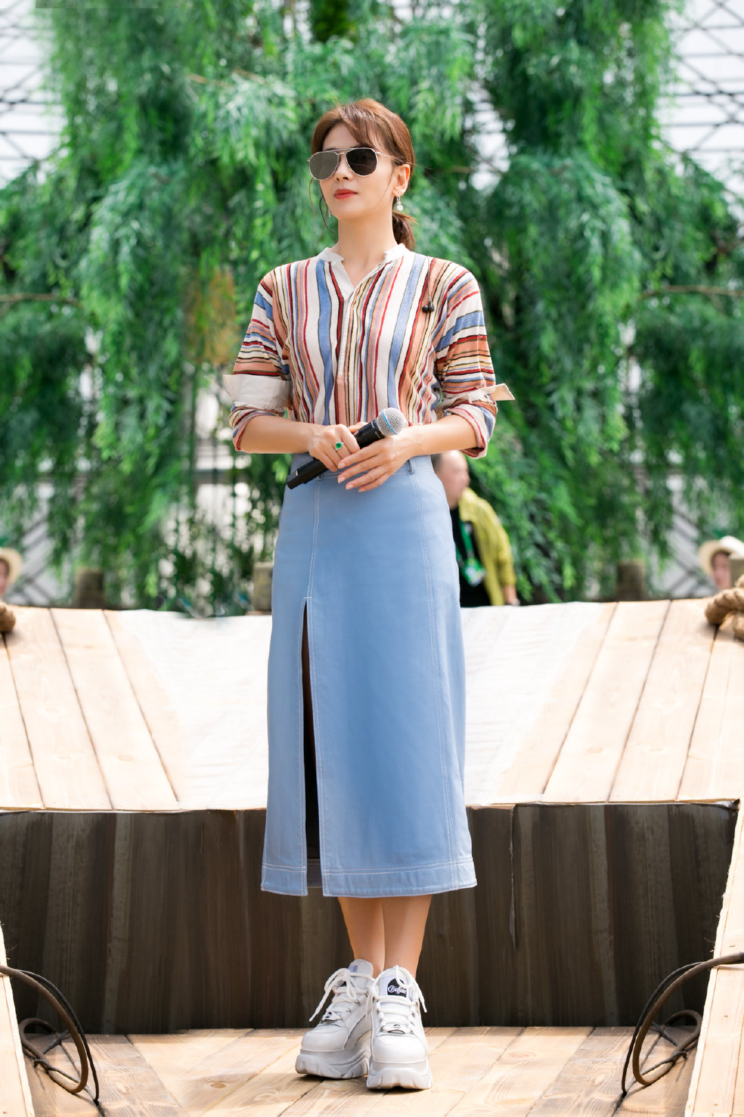 刘涛中秋晚会彩排，条纹衫搭配半裙小蛮腰太好看，砖头鞋夸张又有型