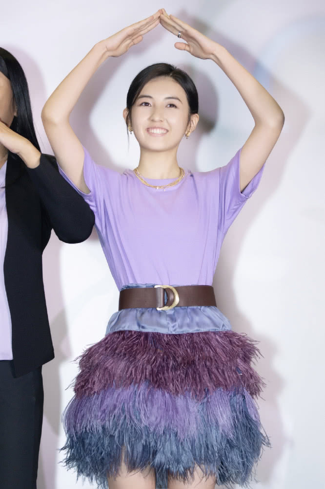 张子枫穿“拖把裙”出镜,凹出漫画腰也太美了吧