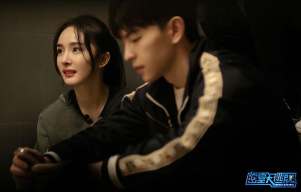 33岁女仆装的杨幂,在51岁身穿少女裙的她面前,差了一个档次