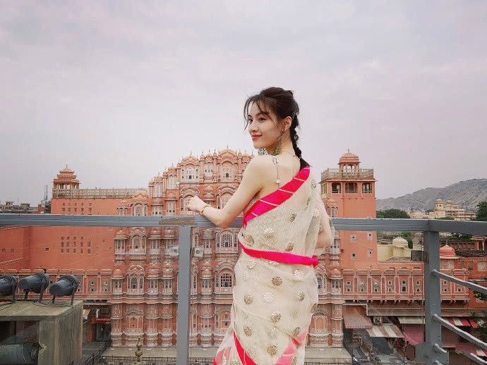 钟楚曦168挑战深V开叉裙，这身材不是一般的好