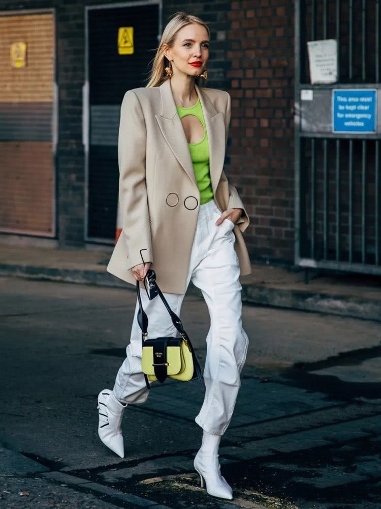 秋天不做“中性色”女孩,看欧美街拍机智亮色教你时尚过秋