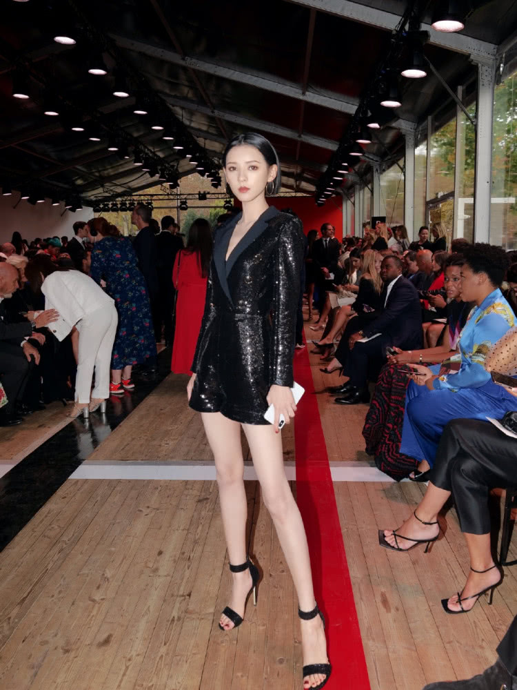 张予曦和乔欣同穿亮片造型看秀,一个霸气一个美艳