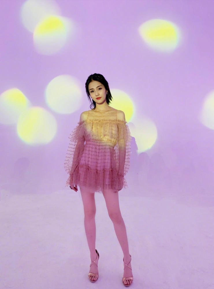 白鹿穿紫色针织套装裙戴贝雷帽,甜美动人